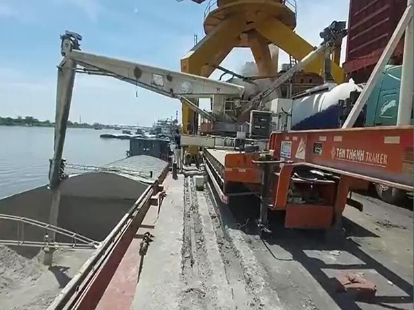 移動(dòng)卸船機(jī)