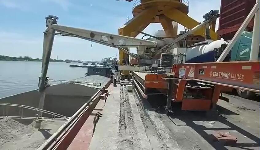 移動(dòng)卸船機(jī)現(xiàn)場(chǎng)